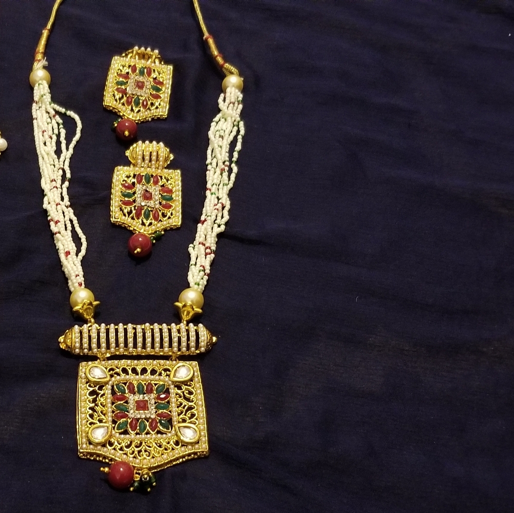 Layered necklace set